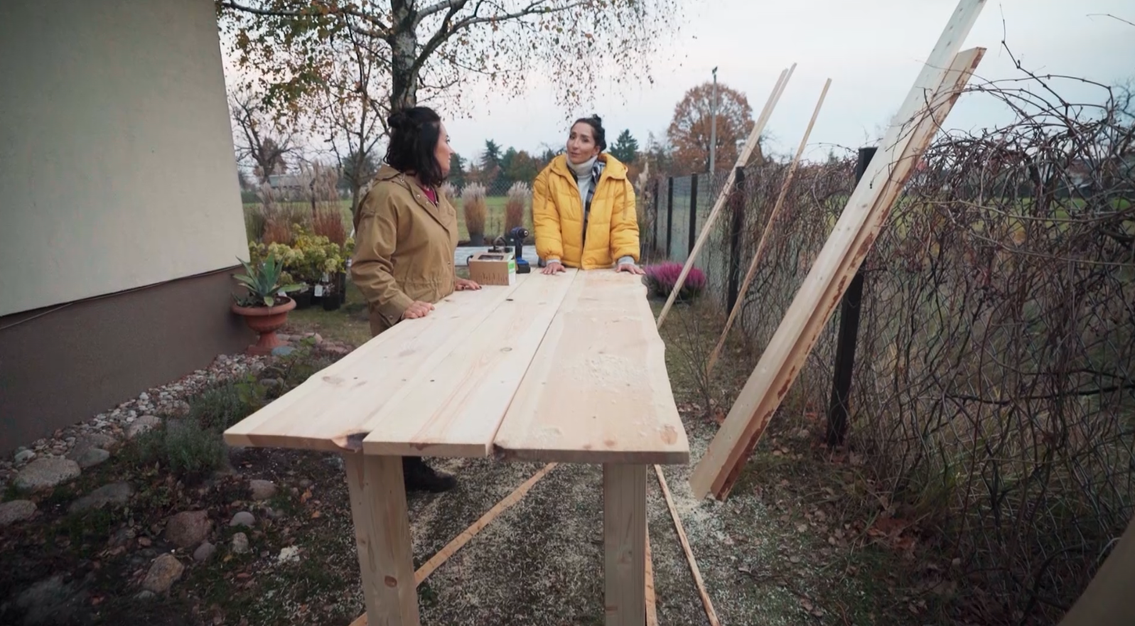 Wymarzone ogrody: duży i stabilny ogrodowy stół DIY